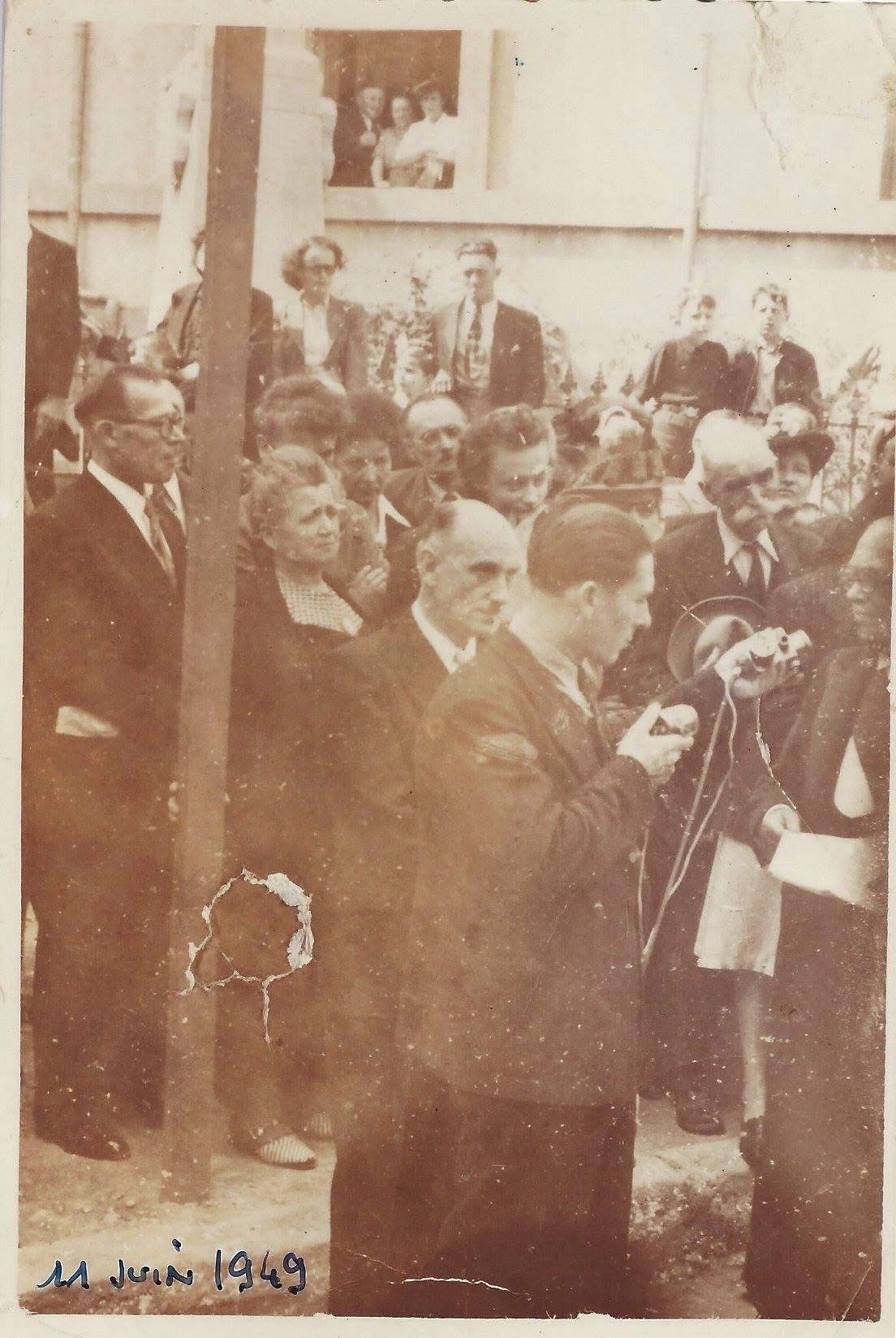 Lors de la venue a l’époque de ce préfet, du président de la république Française Vincent ORIOLAND il fut reçu par le maire de Privas Charles Gounon. La sono était assurée par mon père Angel ASSIUS ( de gauche à droite: le maire Charles Gounon, mon père Angel ASSIUS et le president Oriol