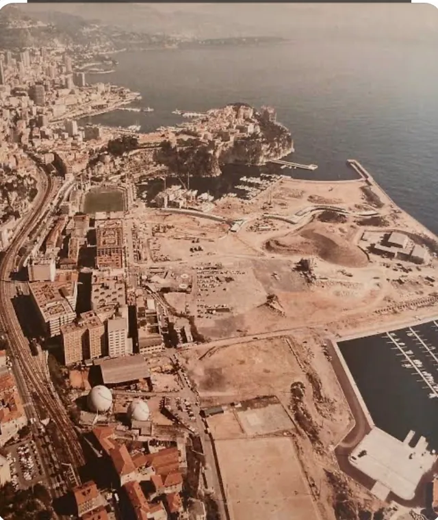 En bas de cette photo à gauche on distingue deux boules blanches, c’était les sphères de stockage du gaz qui desservaient Monaco. J’habitait dans un des bâtiments de la SMEG (société Monégasque de l’Electricité et du Gaz)