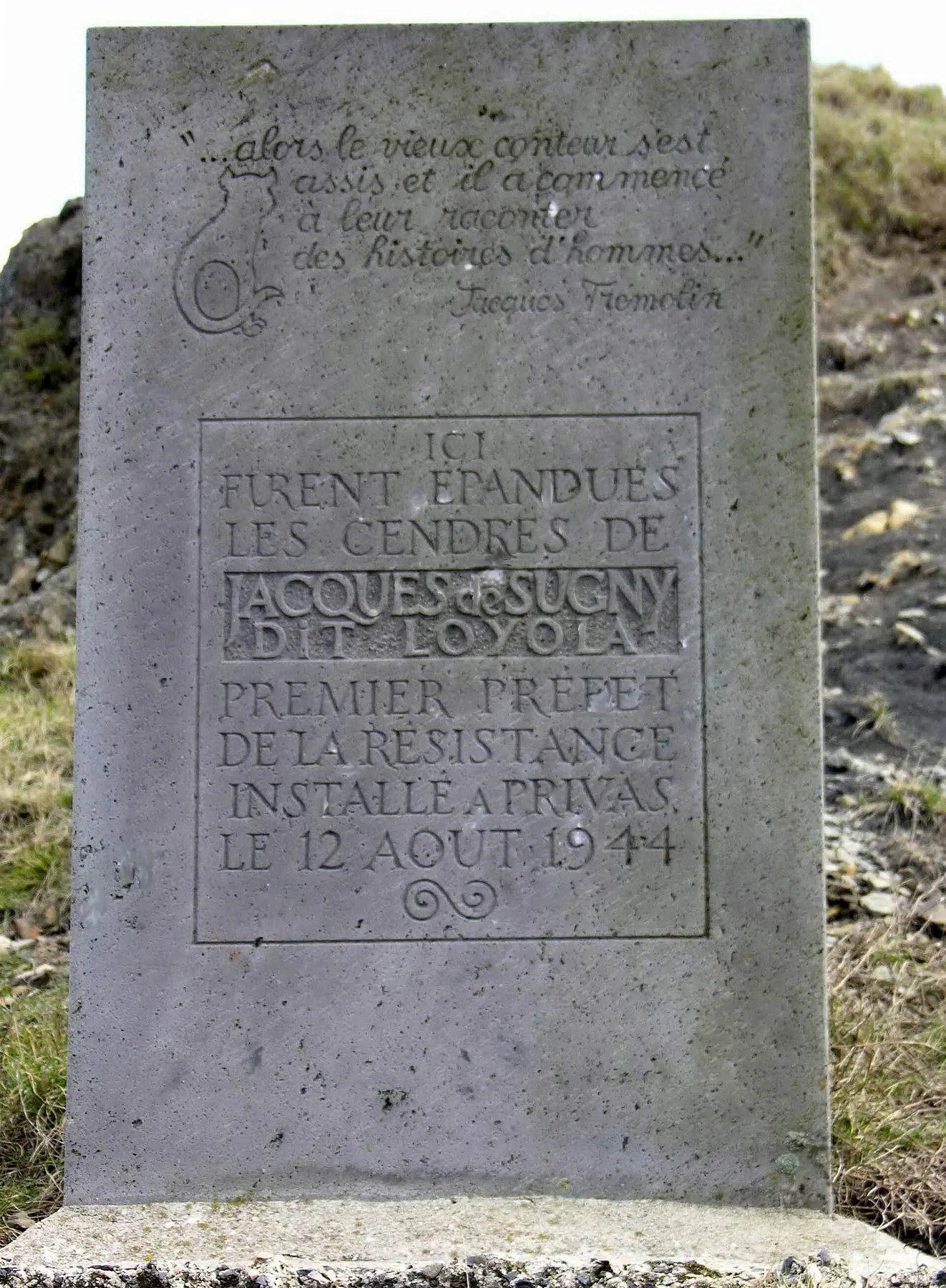 La stèle se trouvant sur la butte de la Tourrasse au col de l’Escrinet.