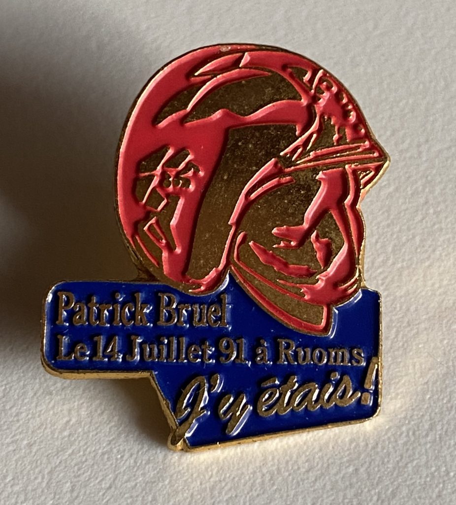Le pin’s édité pour la venue de Patrick BRUEL pour le spectacle des Pompiers de RUOMS.