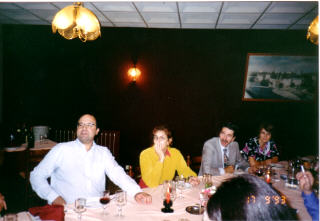 Avant première du film « Poisson Lune ». Repas avec le staff au restaurant « les Terrasses de l’Ardéche » à RUOMS. De gauche à droite: Marcel HUDELOT, Anémone, Alain ASSIUS et son épouse Andrée.